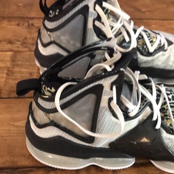 Nike Lebrun 19 Basketball Sneakers main image 15